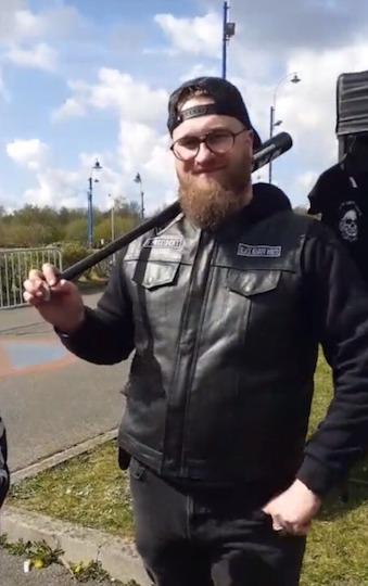 S'ils assurent qu'ils n'étaient pas armés au rassemblement caritatif, StreetPress a bien retrouvé des vidéos d'eux dans l'après-midi où ils posent équipés. Notamment ici, où un joyeux biker pose avec une batte de baseball