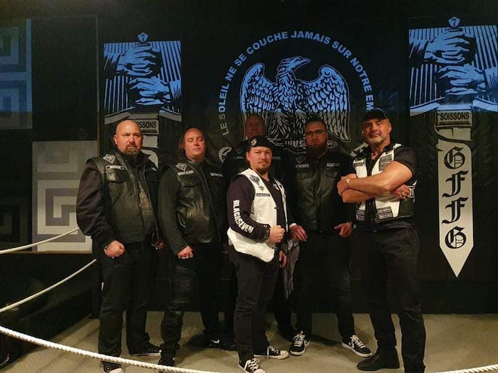 Preuve de leur amitié avec Serge Ayoub, des membres du Black Shadow North, dont le président, ont pris la pose avec lui, lors du troisième anniversaire des Gremium France, en novembre 2021.