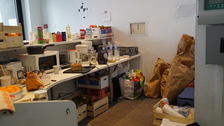 Caisses de clémentines, briques de lait et brioches s’entreposent peu à peu dans l’espace cuisine.