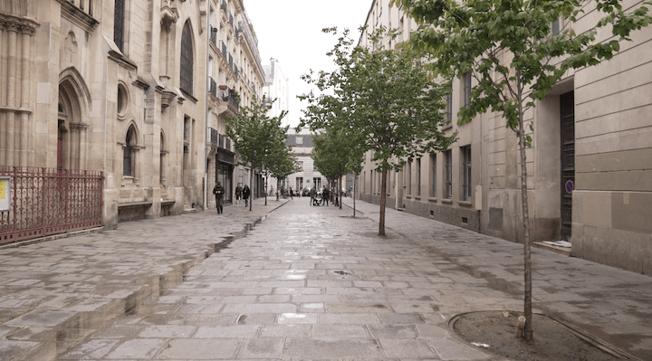 Alors qu'il est avec un ami, Tidiane se fait amener par un policier qu'il connaît rue Sainte-Cécile. Suite à une question sur le motif du contrôle, ça tourne mal pour lui.