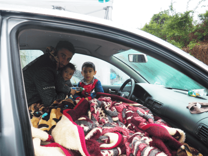 Sur le terrain occupé par les habitants roms, la famille de Mandarina vit dans sa voiture.