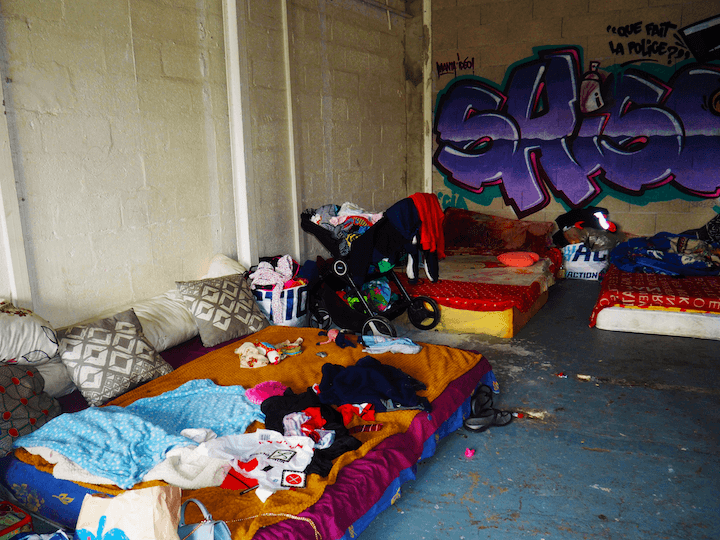 Depuis l'incendie, le groupe de Roms est divisé en deux, sans eau ni électricité. Une partie vit dans une unique pièce où une trentaine d’habitants sont entassés.