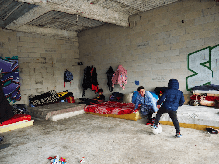 Marie attend son troisième enfant dans ces conditions insalubres.