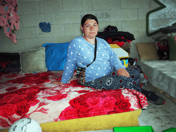 Marie, 24 ans, surveille d’un œil ses deux fils. Elle ne peut plus supporter son matelas en mousse sur lequel elle vit.