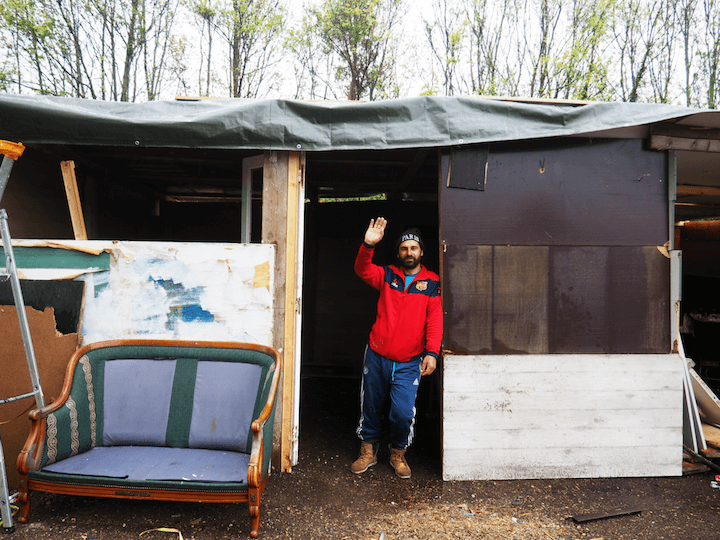 Nicolaï tente de construire les abris. Pour combler les trous, il cherche à acheter des bâches. Pour cela, il fait la manche en ville.