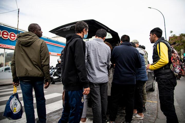 Khezer, le Kurde iranien opposant au régime de Téhéran, est reconnaissant envers les habitants du quartier qui « amènent très souvent de la nourriture ». « De simples citoyens sont capables de faire mieux que le gouvernement, c'est fort. 