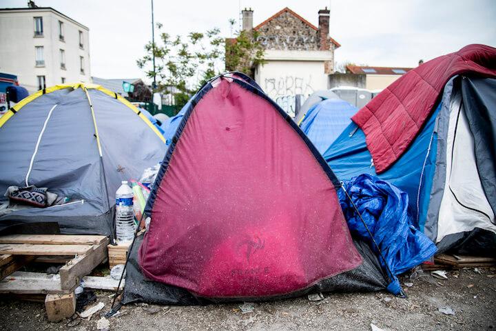 Dans l’intimité précaire des abris de fortune, autant d’occupants que de récits. Des récits d’exil, de valises faites à la hâte, d’études avortées et de rêves suspendus