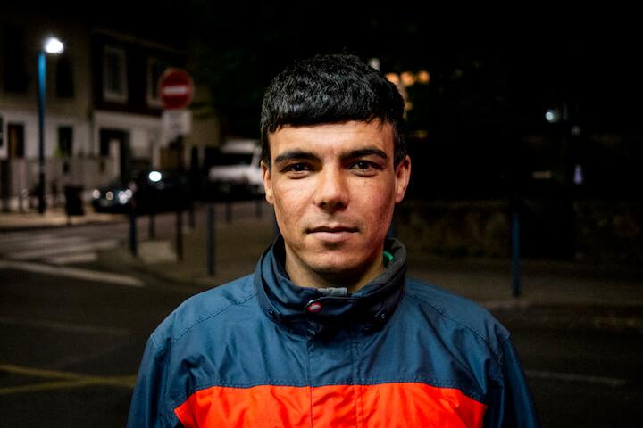 Alauden a 19 ans. Il vient d’Afghanistan comme la plupart des occupants du campement. Durant le chemin de l’exil, il a perdu un compagnon, mort noyé dans un fleuve en Croatie.