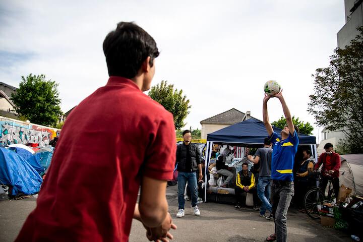 Pour se changer les idées, les résidents font souvent des parties de volley, en attendant une réponse de l'État.