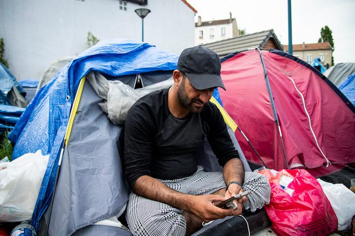 Muhamat a quitté Dubaï à pied vers les Pays-Bas pour suivre « l'amour de sa vie ». Mais avant d’avoir atteint sa destination finale, il n’a plus eu de nouvelles. Il craque, et sanglote durant de longues minutes. Quand il se reprend, c’est toujours à elle qu’il pense. 