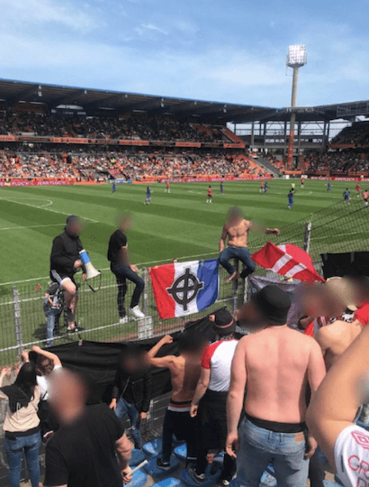 Alors qu'ils ont attaqué un bar la veille, les MesOs ont tranquillement pu déambuler dans Lorient et prendre place dans le secteur visiteur du stade du Moustoir.
