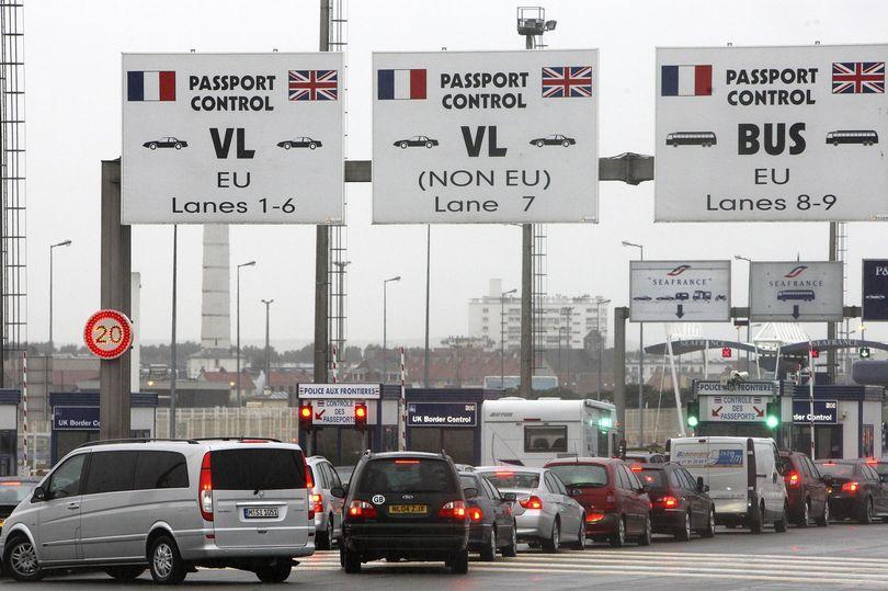 À Calais, un militant britannique, qui soutient les exilés, est menacé d’expulsion