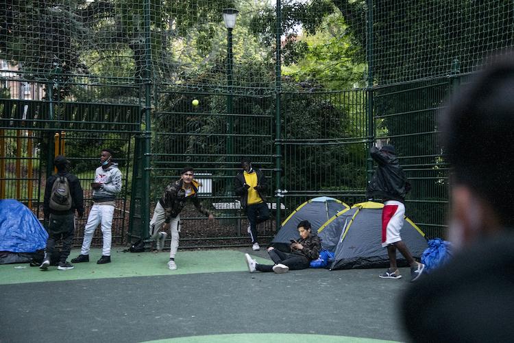 Depuis ce jour de l’évacuation du campement sous le pont à Clignancourt, les tentes sont montées au soleil couchant, puis repliées à l’aube dans un parc du 20ème arrondissement de Paris