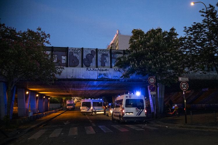 Les bénévoles ont du pain sur la planche : une petite trentaine de jeunes n’a pas été acceptée dans les centres d’hébergement suite à l’évacuation du pont, et se retrouve de nouveau à la rue. Le groupe a tenté de retourner à Clignancourt, où il a été accueilli par les sirènes des policiers