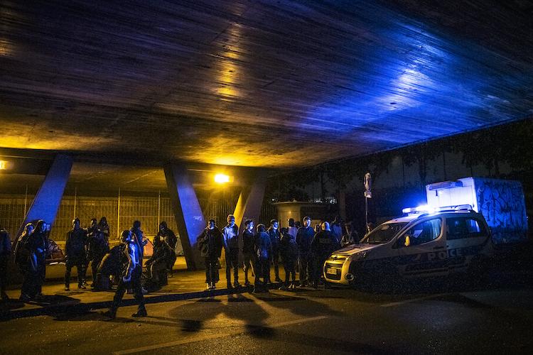 Négociation entre les bénévoles d’Utopia 56, et la police, pour laisser le campement une nuit de plus. En vain
