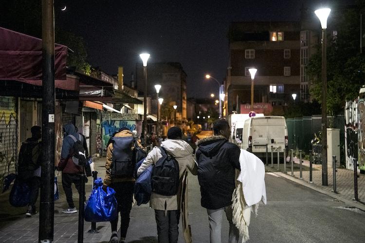 « Il est plus de minuit quand les bénévoles capitulent et s'engouffrent avec le petit groupe dans la rue Jules Vallès, côté Saint-Ouen. La plupart des jeunes, excités à l’idée de trouver une place dans un centre d’hébergement, n’ont pas dormi la veille. 