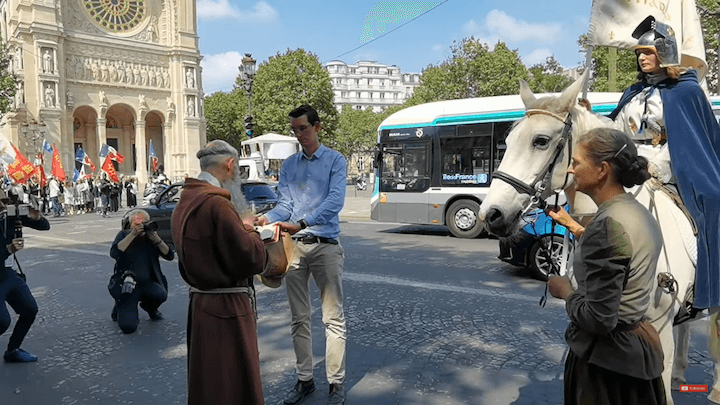 Le 8 mai, c’était la traditionnelle fête en l’honneur de Jeanne d’Arc qui réunit chaque année de larges pans de l’extrême droite française. Civitas a commencé la journée par une prière de rue avant de défiler jusqu’à la statue de la Pucelle d’Orléans. Une jeune femme censée la représenter était perchée sur un cheval et ouvrait la voie, épée en plastique à la ceinture.