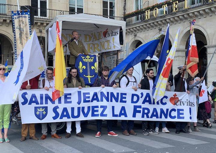 Pour fêter Jeanne d’Arc, le cortège de l’Action française était bien plus nombreux et plus jeune. Derrière la banderole de la branche lyonnaise, StreetPress a pu identifier Damien Tarel, l’homme qui a giflé Emmanuel Macron l'année dernière au cri de : « Montjoie, Saint-Denis, à bas la Macronie ». Il était venu avec son ami Endy Thivolle, ex-identitaire et leader des fafs violents de Valence Patriote.