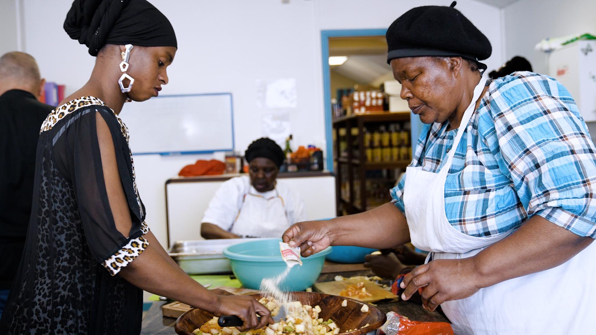 De la vente à la sauvette à la cuisine solidaire : bienvenue chez les Mamas de Grigny
