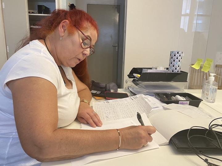 Lorsqu’elle tient des permanences d’aides à la rédaction à Saint-Denis, Christine passe une grande partie de son temps à compléter des documents administratifs pour des personnes analphabètes ou illettrées. « Ils représentent 90 % des rendez-vous. »