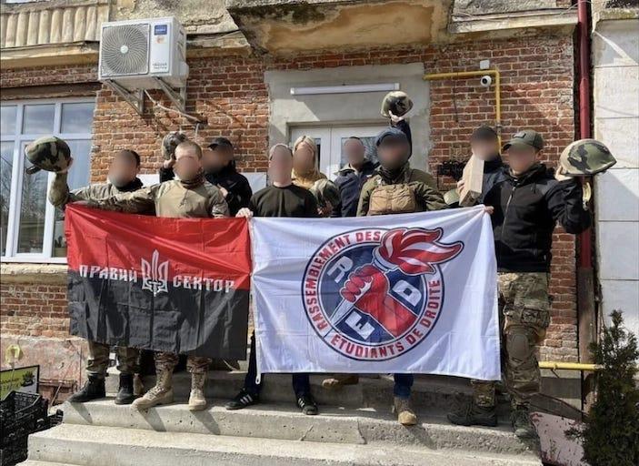 Les bénévoles d’Urgence humanitaire se sont revendiqués en Ukraine du RED Angers, groupuscule qui a fait parler de lui il y a quelques années pour des violences dans une fac angevine. Ils posent également ici avec un drapeau du Secteur droit, un parti politique ultranationaliste ukrainien