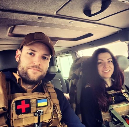 Xavier Maire pose avec Olena Semenyaka, figure du mouvement radical Corps national, fondé en 2016 par des vétérans d’Azov. Xavier Maire a d’ailleurs passé du temps au siège du groupe à Kyiv.