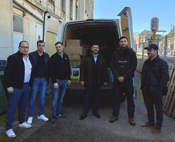 En mars, Xavier Maire et quelques volontaires ont fait un détour par Hayange en Moselle (57), tenue par le RN Fabien Engelmann, ils y ont récupéré des dons et pris la pose pour une photo avec l’édile en personne
