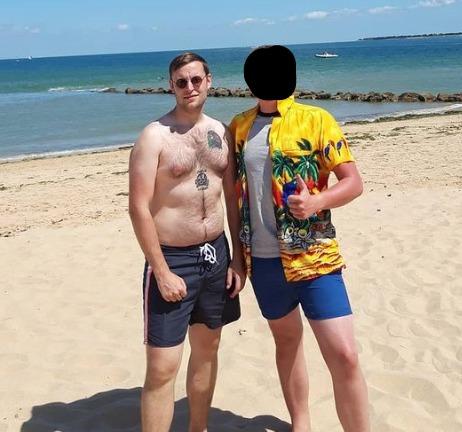 Soleil, coquillage et tête de mort nazie.