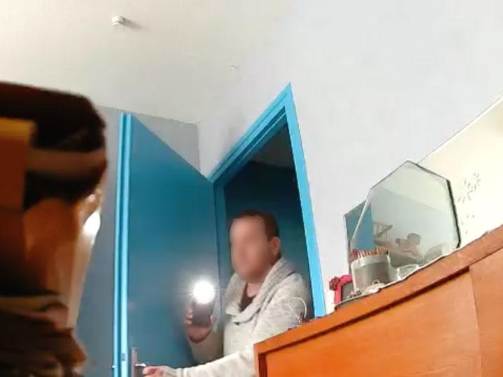 Dans une des deux vidéos que StreetPress a visionné, un homme apparaît dans l'entrée