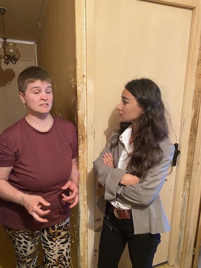 Lors d'un de ses déplacements, Leila Ivorra rencontre une habitante d’un HLM insalubre dans le quartier ultra prioritaire de Boyenval. « Il faut convaincre là où les difficultés sont les plus importantes. 