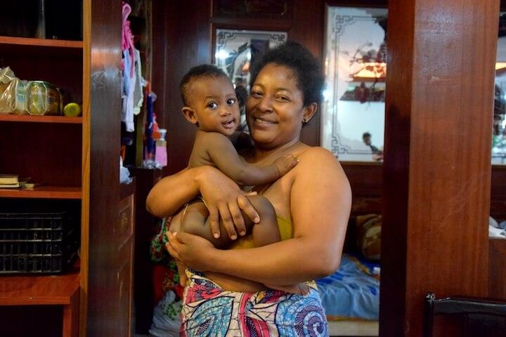 Cherif et son fils Ibrahim vivent depuis le mois de mai dans ce squat de Montreuil.