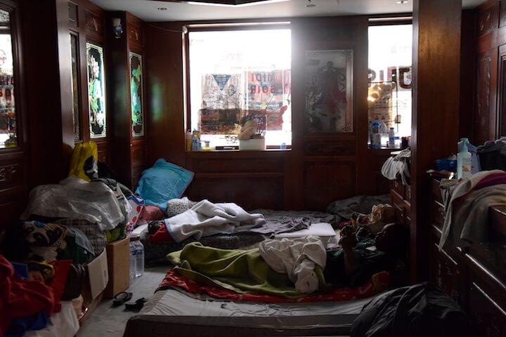 Des matelas sont disposés à même le sol, les uns collés aux autres. Il n’y a pas de douche, ni de quoi cuisiner.