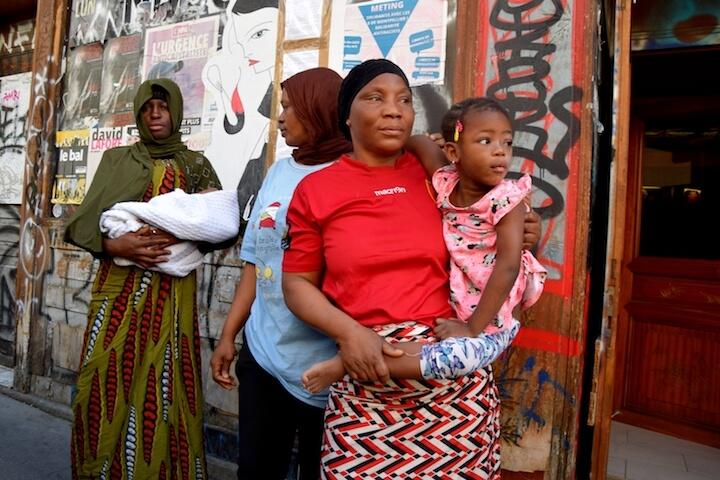 Hawa, Salimata, Fatou et sa fille Kady. Les femmes du squat demandent que chaque famille « soient relogées ».