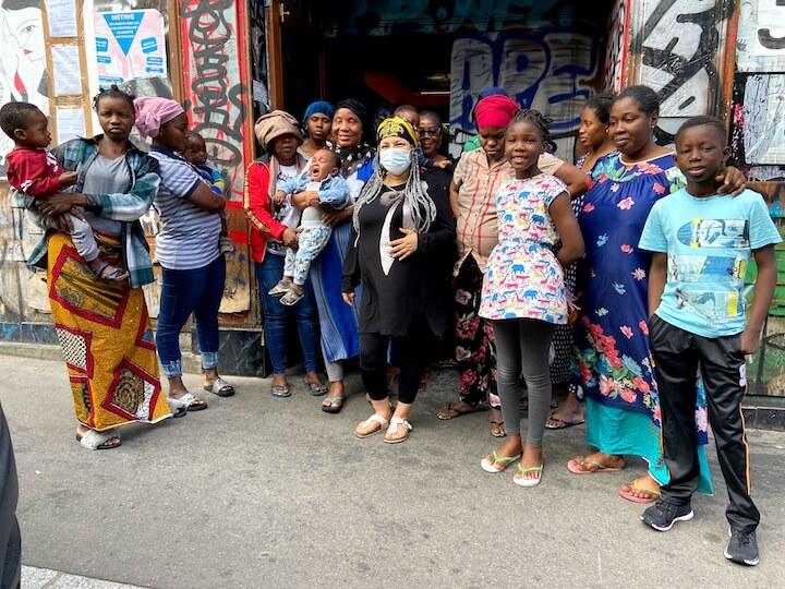 Dans le squat, il y a de nombreux enfants dont le plus jeune a une dizaine de jours.