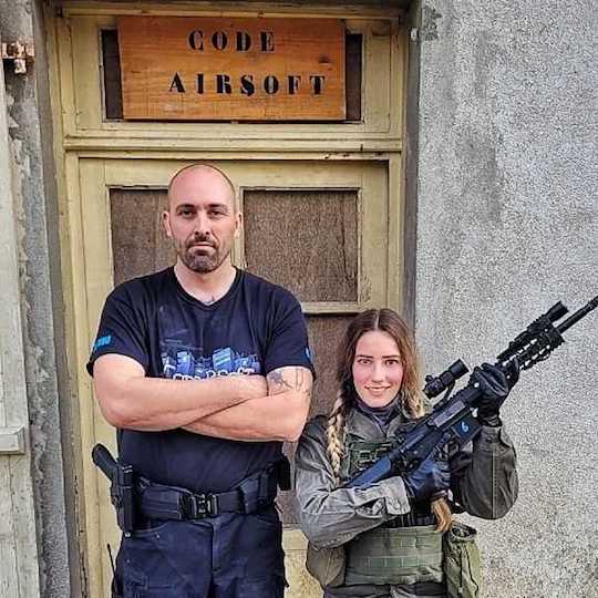 L'ancien militaire organise des stages de combats. StreetPress a pu identifier qu’Epona – militante très active de l'ultranationaliste Parti de la France – y est notamment passée en mars. 