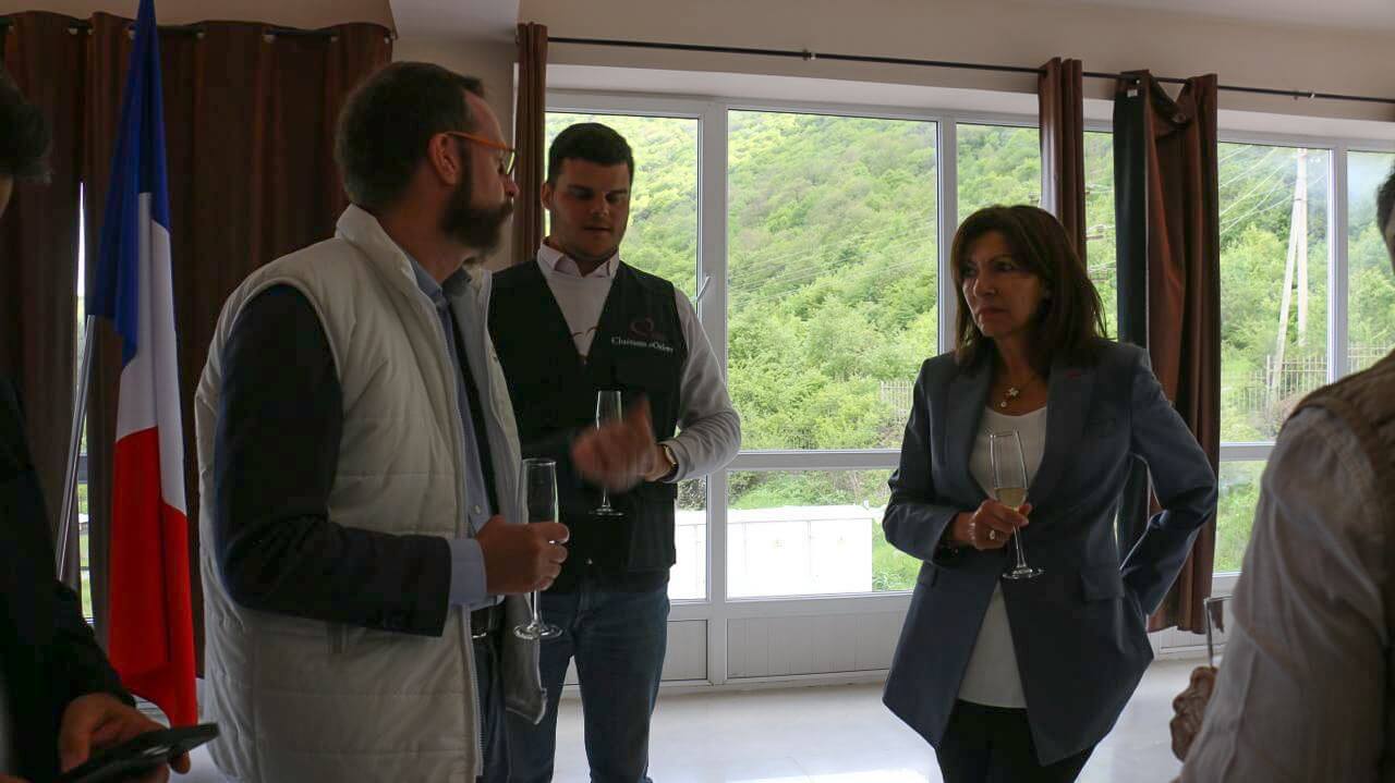 Hidalgo prise en photo avec une association accusée de complicité de crimes de guerre