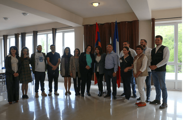 Anne Hidalgo, le président du CCAF Franck-Mourad Papazian (à sa gauche), et Nadia Gourtzanian (2ème en partant de la droite) posent avec Benjamin Blanchard (à l’arrière plan à droite) à l’hôpital franco-arménien de Goris, le 28 mai dernier