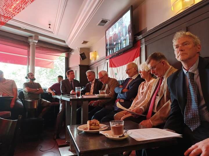 Pierre Emmanuel Thomann, Yves Béraud, Maria Poumier, Emmanuel Leroy, Claude Janvier, et Adnan Azzam se sont retrouvés le 10 juin dans une pizzeria place de la Bastille pour un "colloque" de propagande sur le conflit syrien