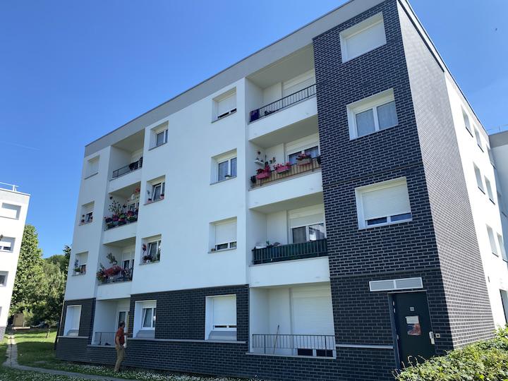 De l'extérieur, les immeubles du quartier de Boyenval à Beaumont-sur-Oise font bonne figure. Mais la peinture cache l’insalubrité de nombreux appartements