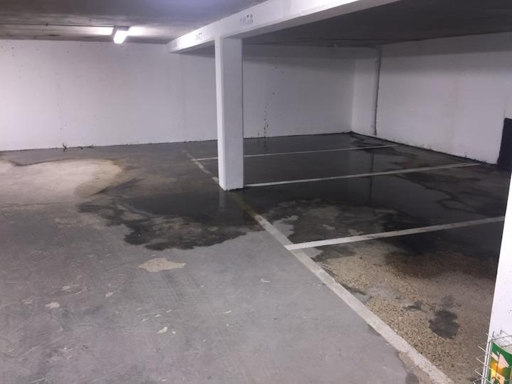 Dans le parking souterrain de Yohann, les flaques d’eau rappellent d’anciennes inondations