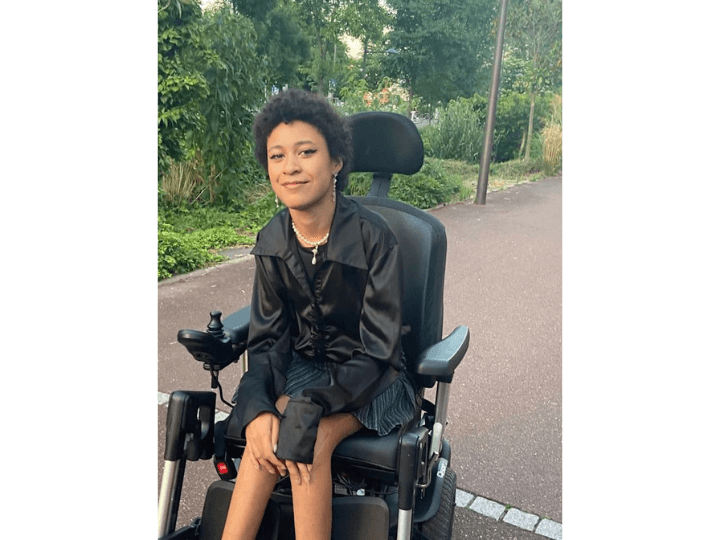 Juliana se déplace en fauteuil électrique. Elle raconte elle aussi se faire pousser et déplacer régulièrement