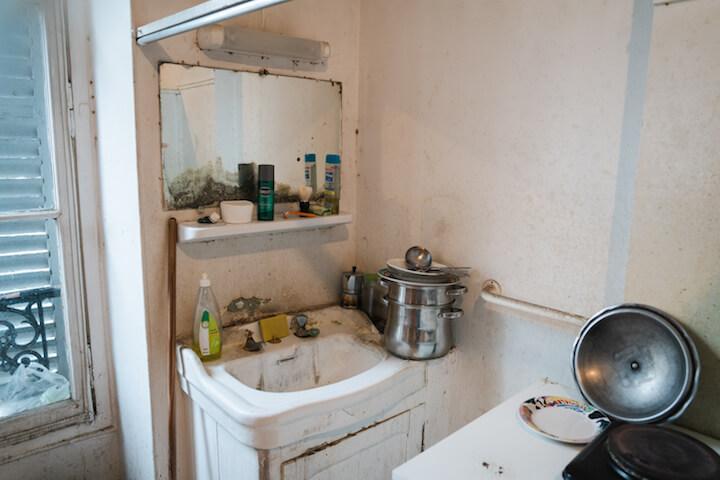 Les murs de la cuisine de Daaou s'effritent.