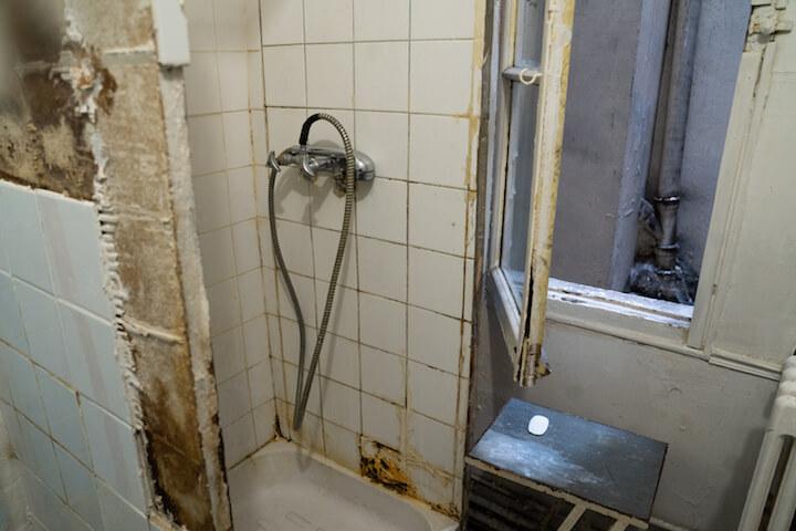 Il n'y a qu'une douche commune pour l'ensemble des habitants