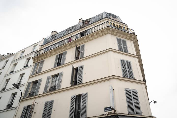 L'immeuble est ce que l’on appelait à l’époque un « garni », un hôtel qui proposait de petites chambres meublées à la location