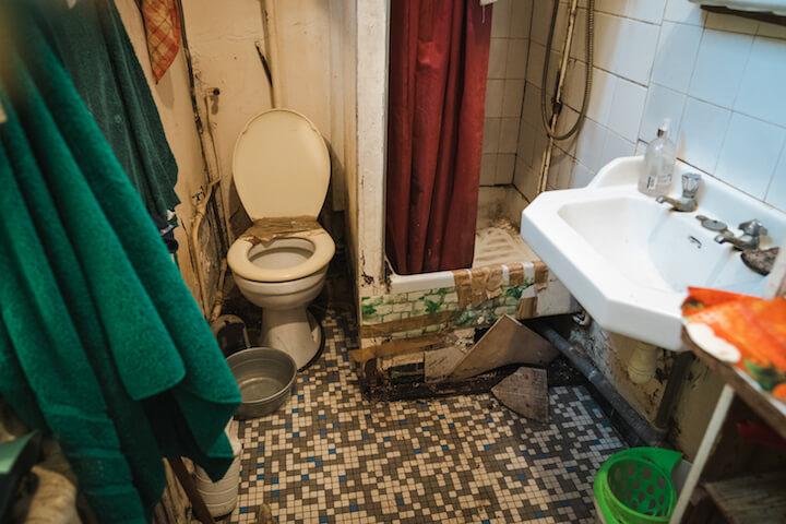 Pour 100 euros de plus par mois, Halli a le droit à une salle de bain, elle aussi dans un état déplorable