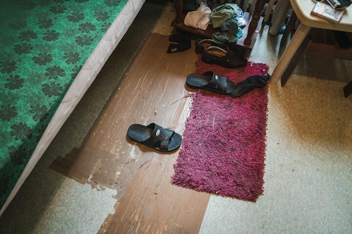 Halli a scotché le sol pour empêcher qu'il se sépare en deux