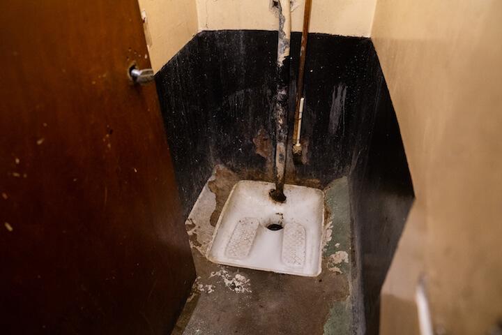 Les sanitaires partagés par les locataires sont dans un état déplorable