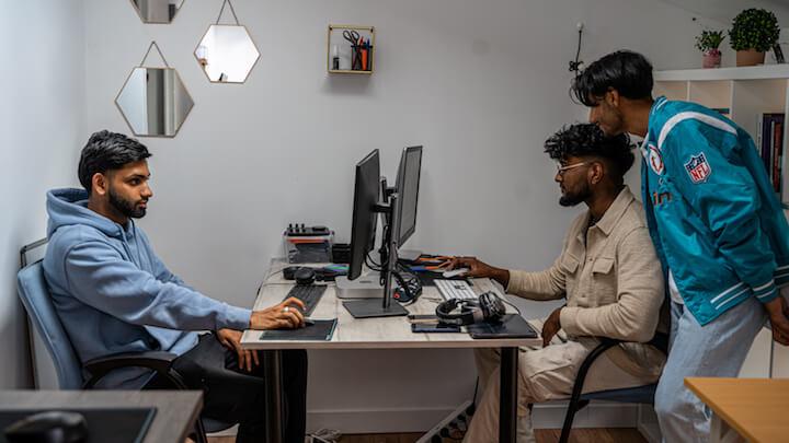 Hassan, Ukkacha et Thenura font partie des dix influenceurs de la « Desi House ».