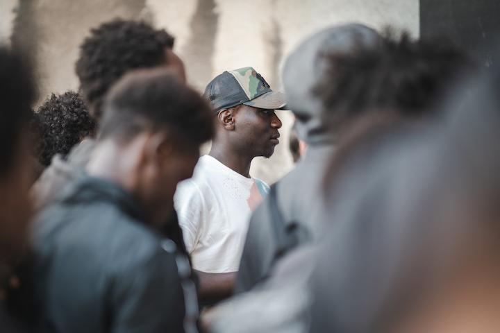 Le rappeur sud-soudanais de 25 ans, arrivé en France il y a six ans, est désormais une célébrité dans le Calaisis.