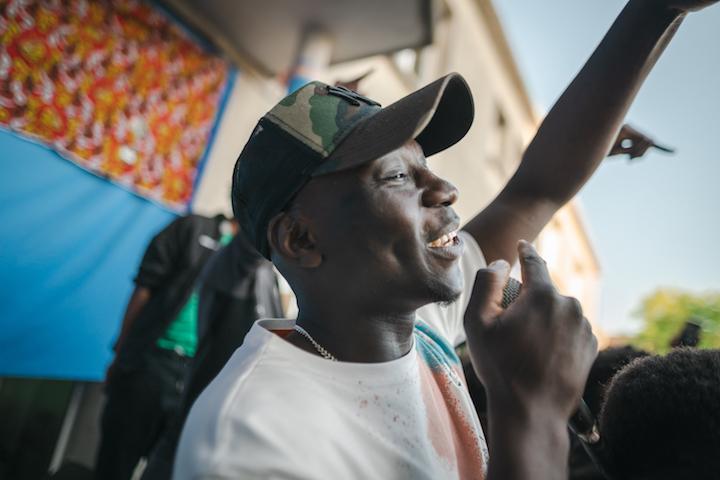 Sur scène, Dallo s’efforce à faire passer le message de la détresse de ces oubliés dont il a longtemps fait partie